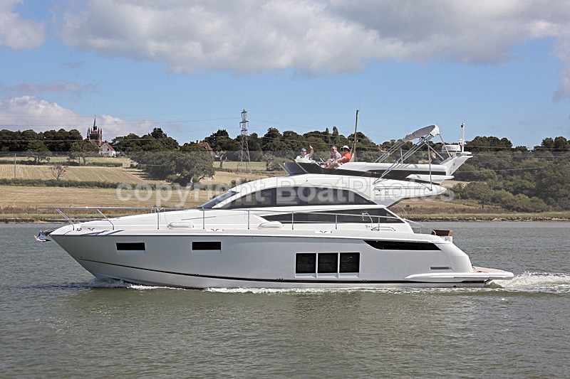 160806 RUM RUNNER - FAIRLINE SQUADRON Y92A0669 - Flybridge Cruisers