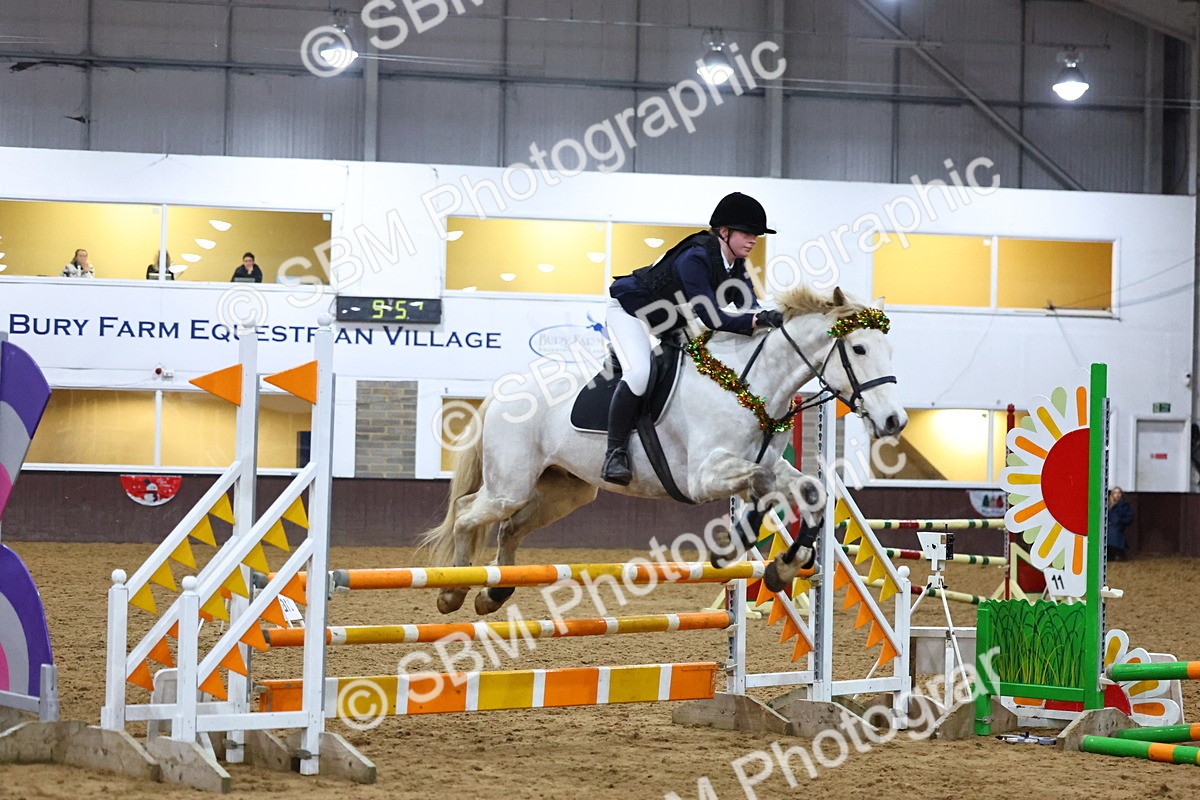 SBM_002880 - Class 6 - Holly & Ivy Stakes - 90cm