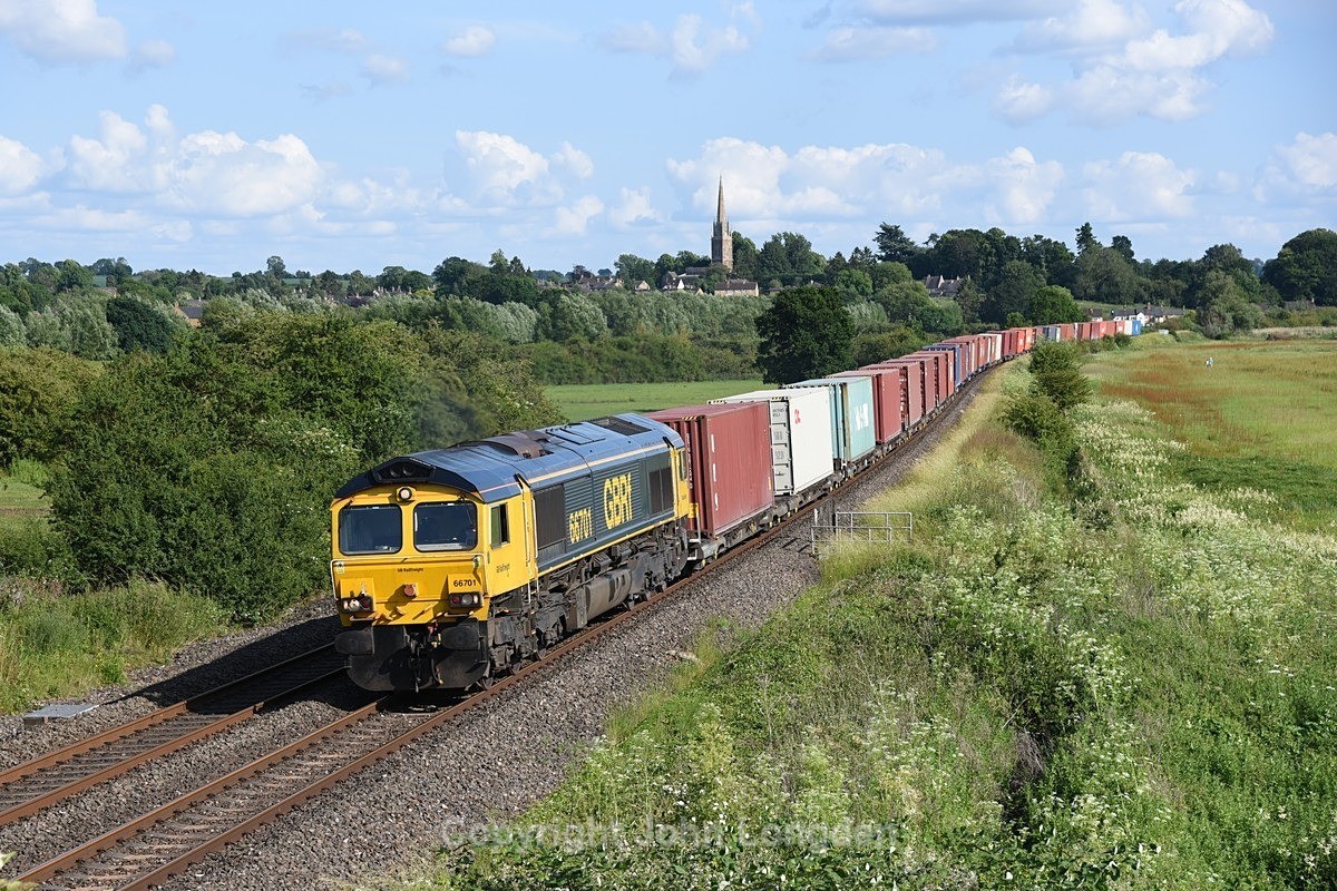JL - 19.6.23 66701 4M46 S'oton WD - Trafford Park, Kings Sutton - Chiltern Routes (north to south)