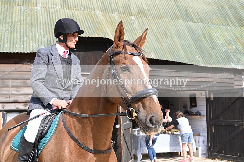 WJ6_3311 - Berks & Bucks - The Old farmhouse - Hound Exercise 20-08-25