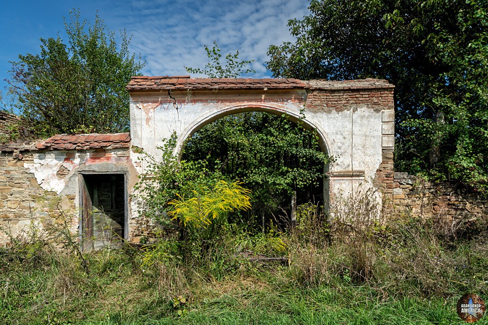 Crumbling Gate in May | Gherdeal, Romania - The Ghost Village of Gherdeal