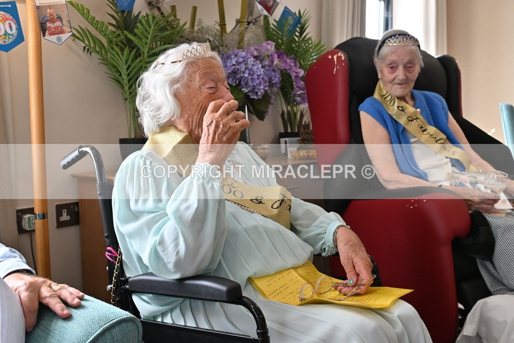 AM3_1157 - Iris and Betty.