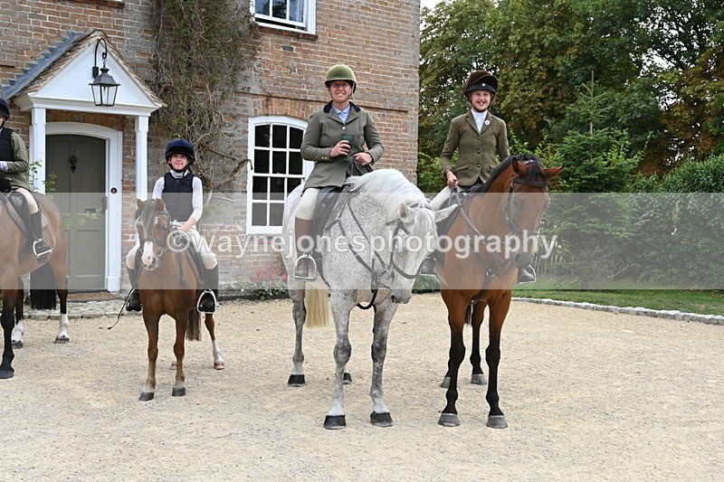WJ6_3704 - Berks & Bucks - The Old farmhouse - Hound Exercise 20-08-25