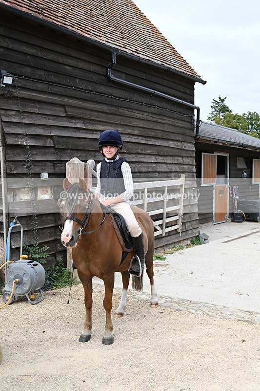 WJ6_3510 - Berks & Bucks - The Old farmhouse - Hound Exercise 20-08-25