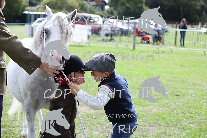 APP_2920 - Class 10a/b M&M in hand