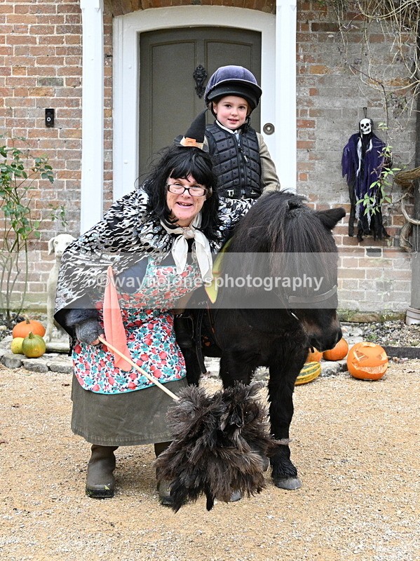 WJ7_6789 - Berks & Bucks - Children's Meet - The Old Farmhouse – Steventon.