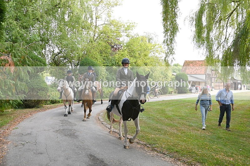 WJ6_4040 - Berks & Bucks - The Old farmhouse - Hound Exercise 20-08-25