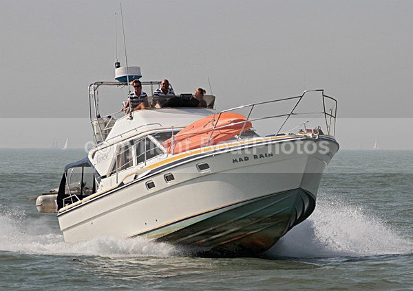 111001 MAD RAIN IMG_0942 - Flybridge Cruisers