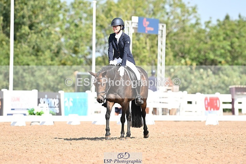 250816-110512-03295 - 090-Sarah.GoddardSaris.Fingers.Crossed