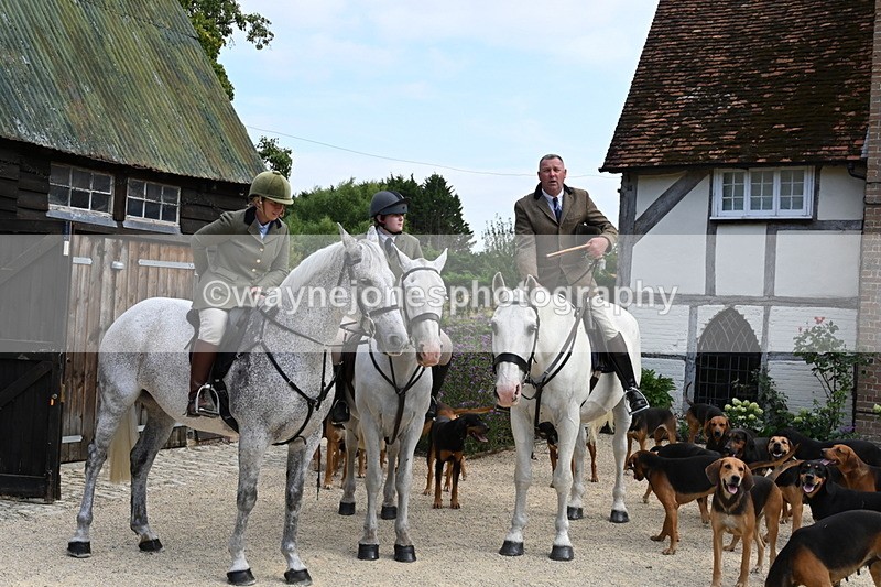 WJ6_3807 - Berks & Bucks - The Old farmhouse - Hound Exercise 20-08-25