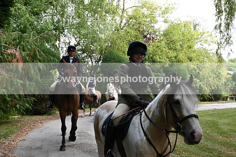 WJ6_4055 - Berks & Bucks - The Old farmhouse - Hound Exercise 20-08-25