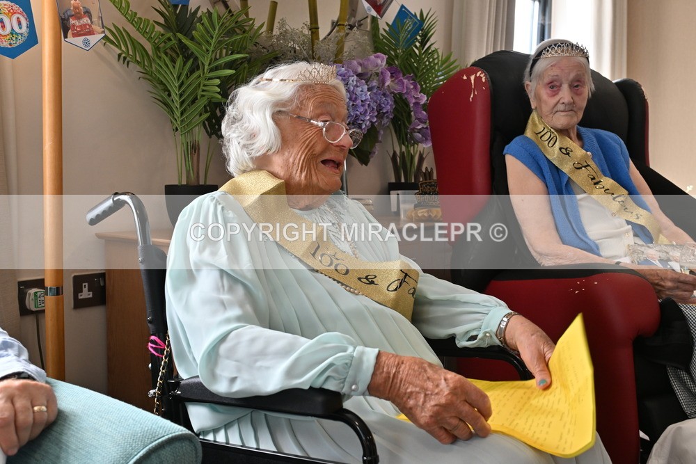 AM3_1115 - Iris and Betty.