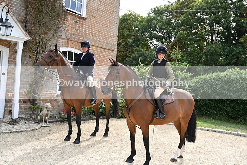 WJ6_3456 - Berks & Bucks - The Old farmhouse - Hound Exercise 20-08-25