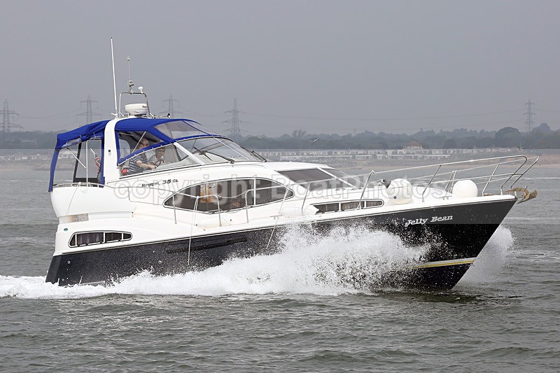 160528 JELLY BEAN - BROOM 35 Y92A7087 - Flybridge Cruisers