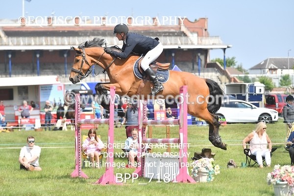 BPP_7181 - CLASS 3 Andrew Hamilton Coach, RHS Foxhunter Championship Qualifier
