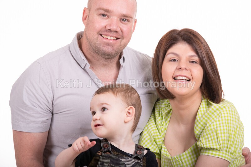 2KJS2737 - Jannie, Kristen & family. Studio