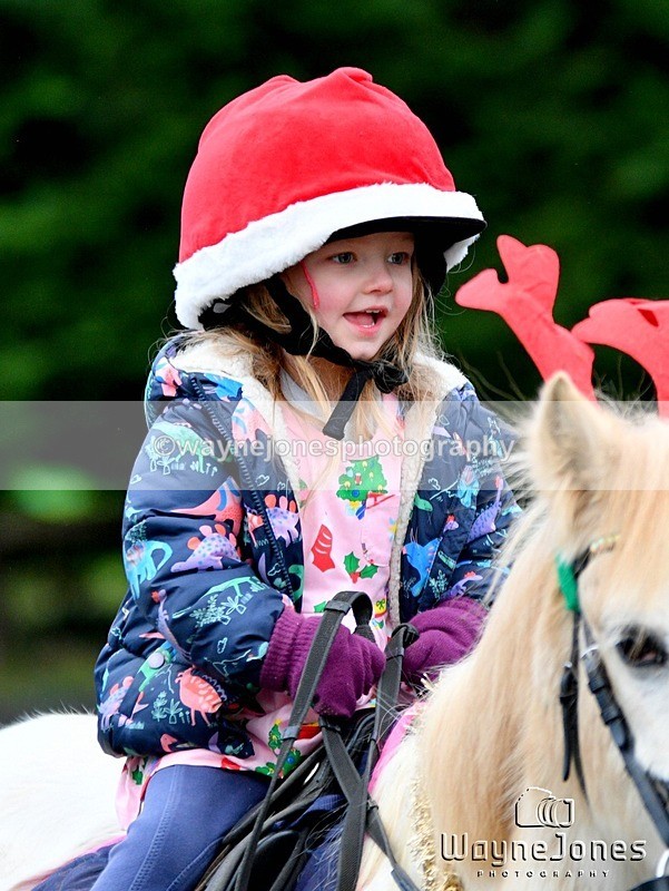 WJ5_3434 - Tanners Christmas Yard Fun 23-12-24