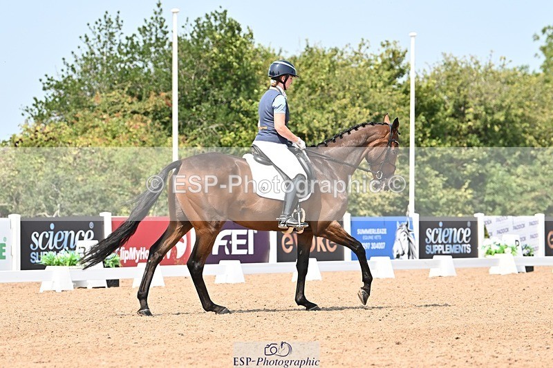 250816-131421-04619 - 092-Nikki.HandHigher.Ground