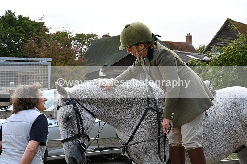 WJ6_3086 - Berks & Bucks - The Old farmhouse - Hound Exercise 20-08-25