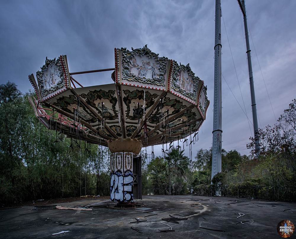 Abandoned Six Flags (New Orleans, LA) | Zydeco Zinger Swings - Six Flags New Orleans