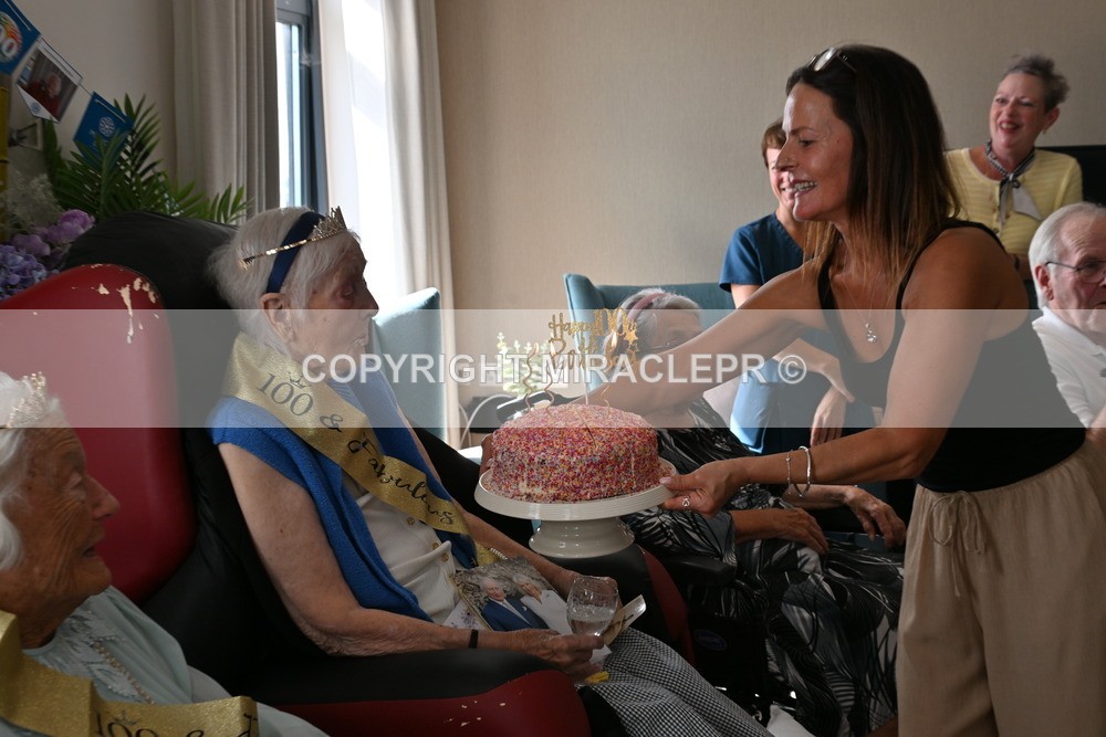 AM3_1253 - Iris and Betty.