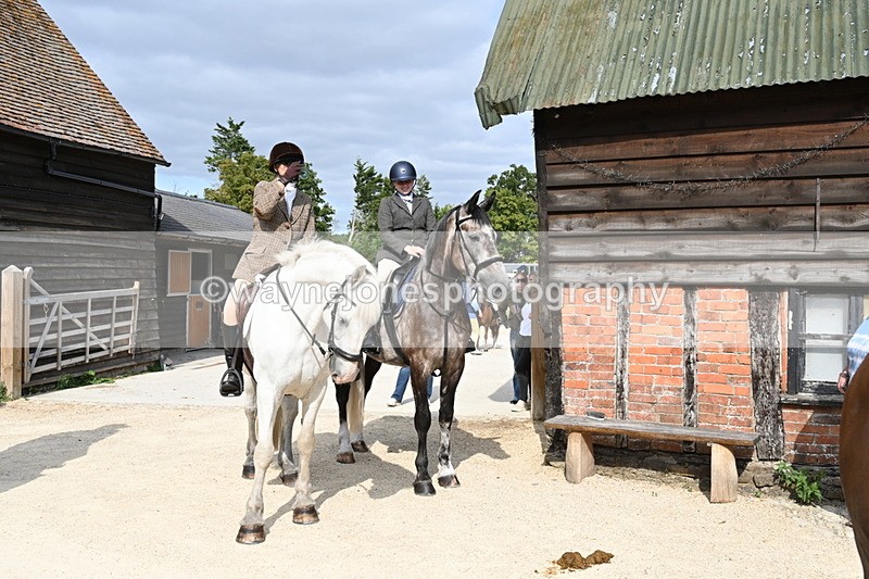 WJ6_3322 - Berks & Bucks - The Old farmhouse - Hound Exercise 20-08-25