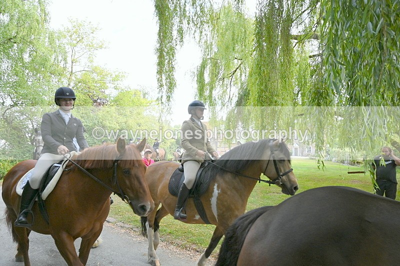 WJ6_4015 - Berks & Bucks - The Old farmhouse - Hound Exercise 20-08-25