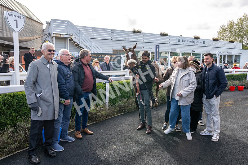 171026-Race 1-Lions Den-8250 - Race 1 1pm EBF 'Confined' Restricted Maiden Stakes