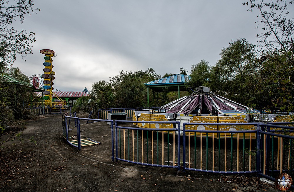 Abandoned Six Flags (New Orleans, LA) | Unknown Ride - Six Flags New Orleans