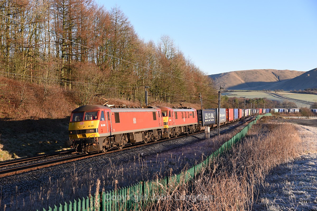 JL - 24.12.18 90040 & 90036 4M25 Mossend - Daventry, Beckfoot - West Coast Main Line (north to south)