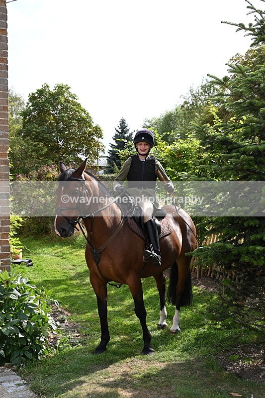 WJ6_3272 - Berks & Bucks - The Old farmhouse - Hound Exercise 20-08-25