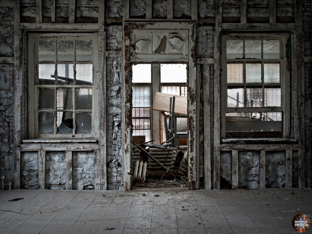 Essex County Jail Annex (Caldwell, NJ) | Peeling Patio - Essex County Jail Annex