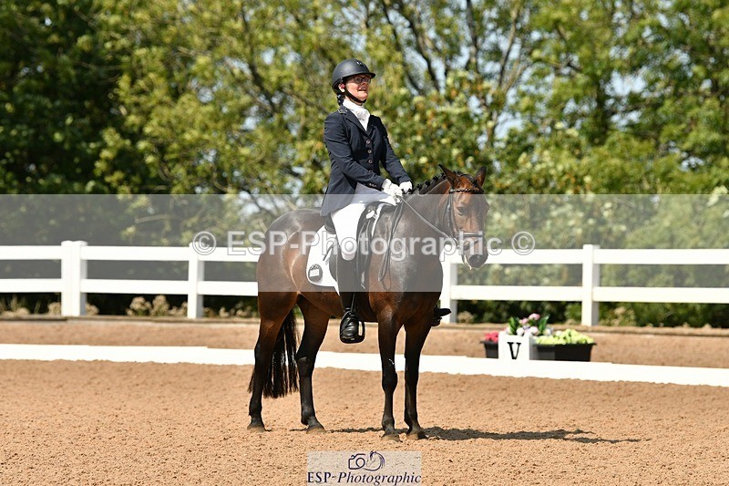 250817-133027-09981 - 090-Sarah.GoddardSaris.Fingers.Crossed