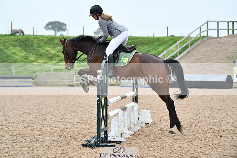 241102A-104310-04090 - SAT Cls 9 British Novice and 90cm Open