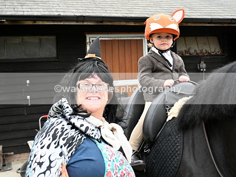 WJ7_6685 - Berks & Bucks - Children's Meet - The Old Farmhouse – Steventon.