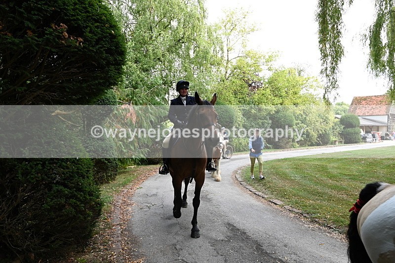 WJ6_4062 - Berks & Bucks - The Old farmhouse - Hound Exercise 20-08-25