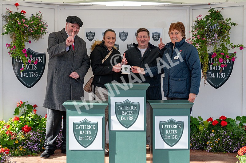 281025-Race 1-Control Room-8061 - Race 1