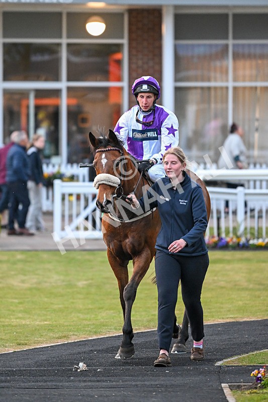 220425-Race 8-Dumfries-9650 - Race 8