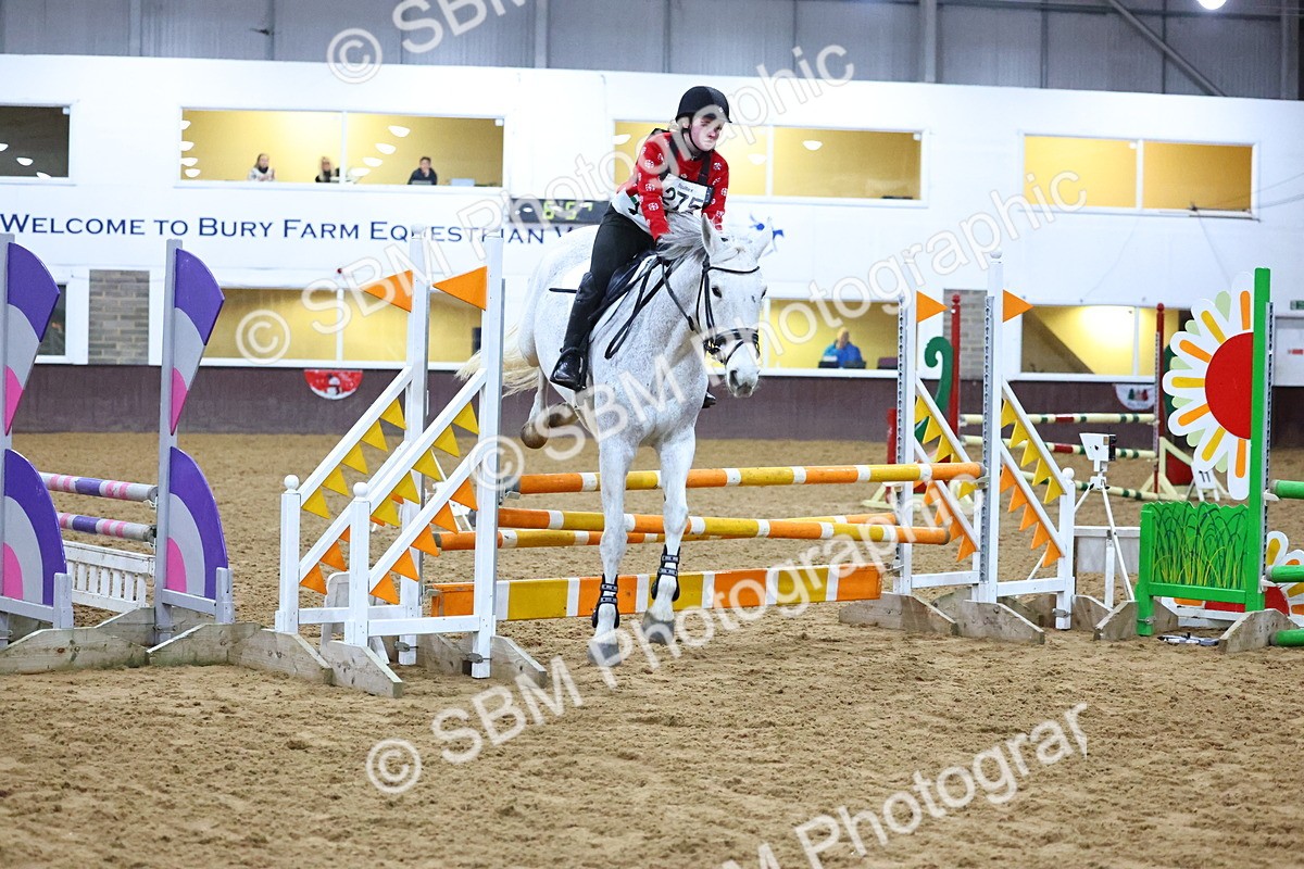 SBM_002541 - Class 6 - Holly & Ivy Stakes - 90cm