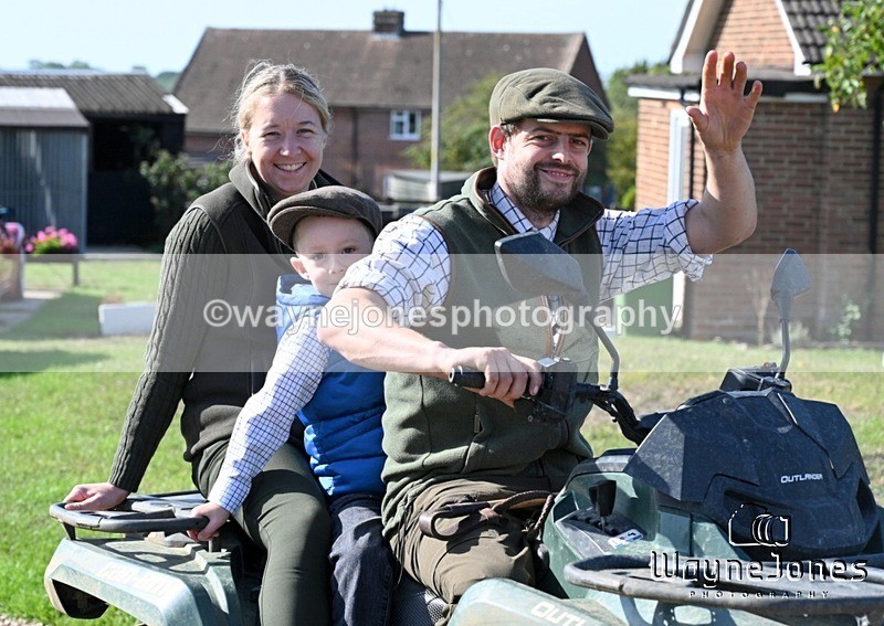 WJ7_0274 - Berks & Bucks - Hound Exercise – Kennels 06-09-26