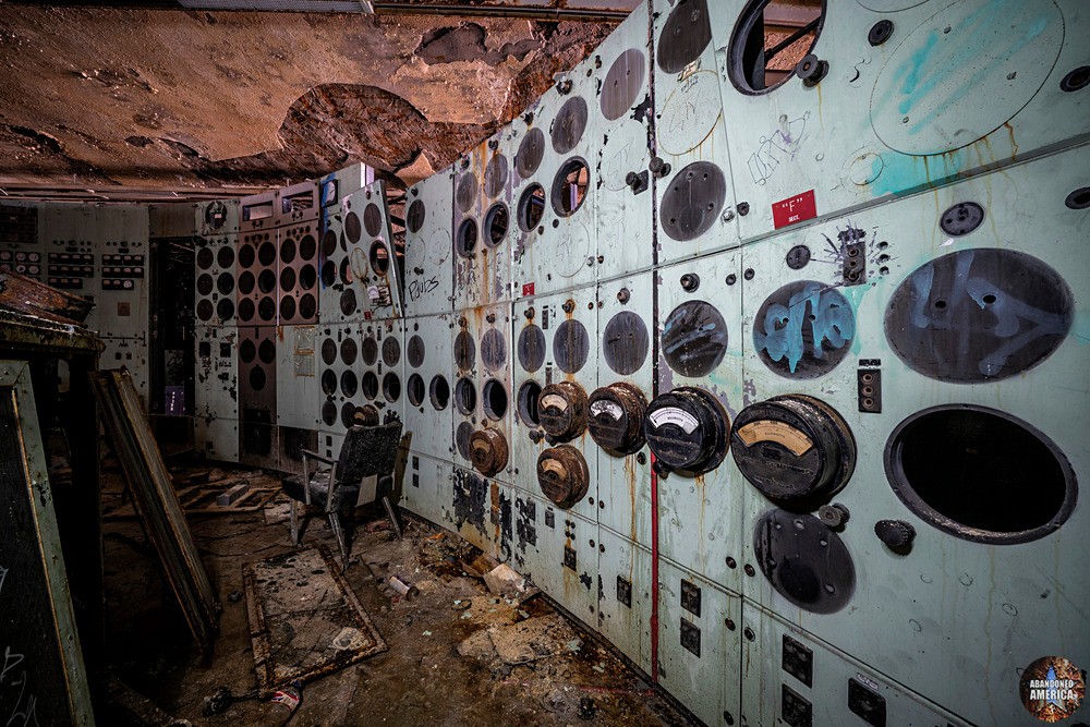 Delaware Station (Philadelphia, PA) | Control Room Dials - Delaware River Generating Station