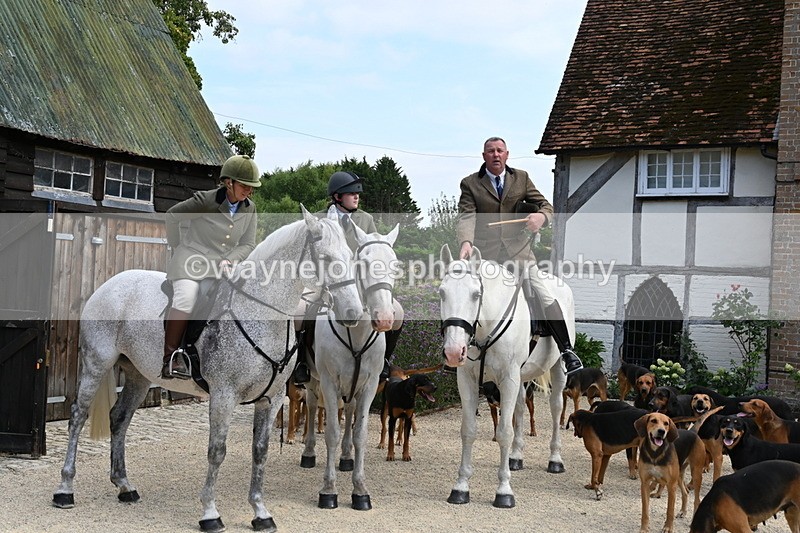 WJ6_3808 - Berks & Bucks - The Old farmhouse - Hound Exercise 20-08-25