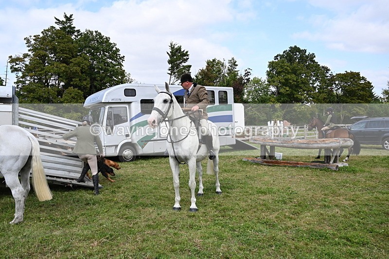 WJ6_3119 - Berks & Bucks - The Old farmhouse - Hound Exercise 20-08-25