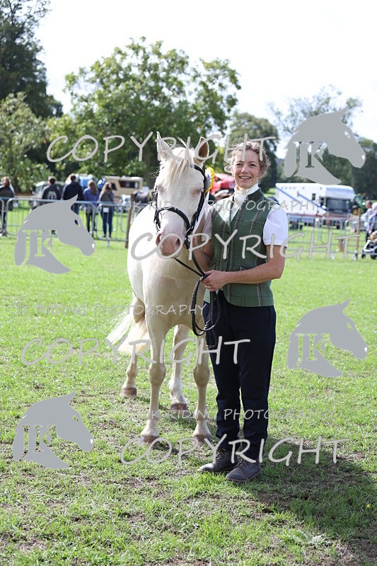 APP_2998 - Class 10a/b M&M in hand