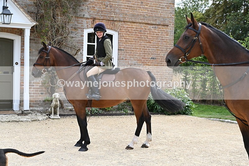 WJ6_3455 - Berks & Bucks - The Old farmhouse - Hound Exercise 20-08-25