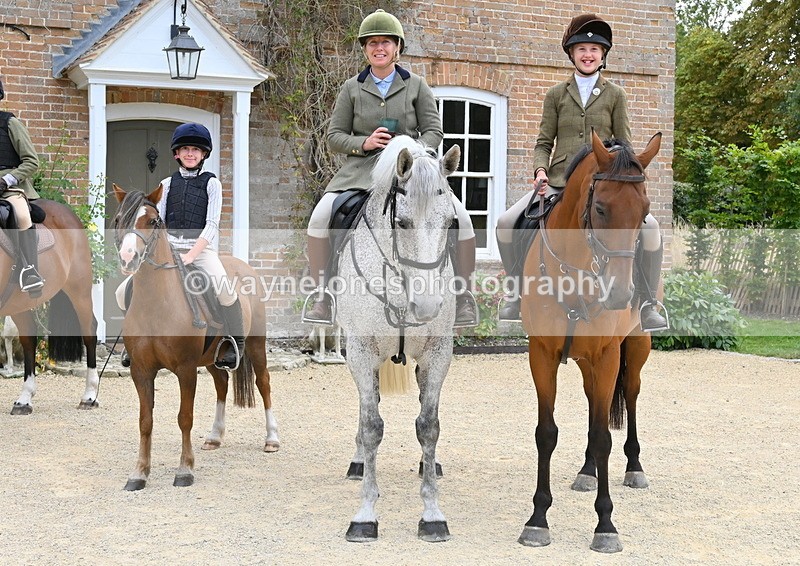 WJ6_3676-001 - Berks & Bucks - The Old farmhouse - Hound Exercise 20-08-25