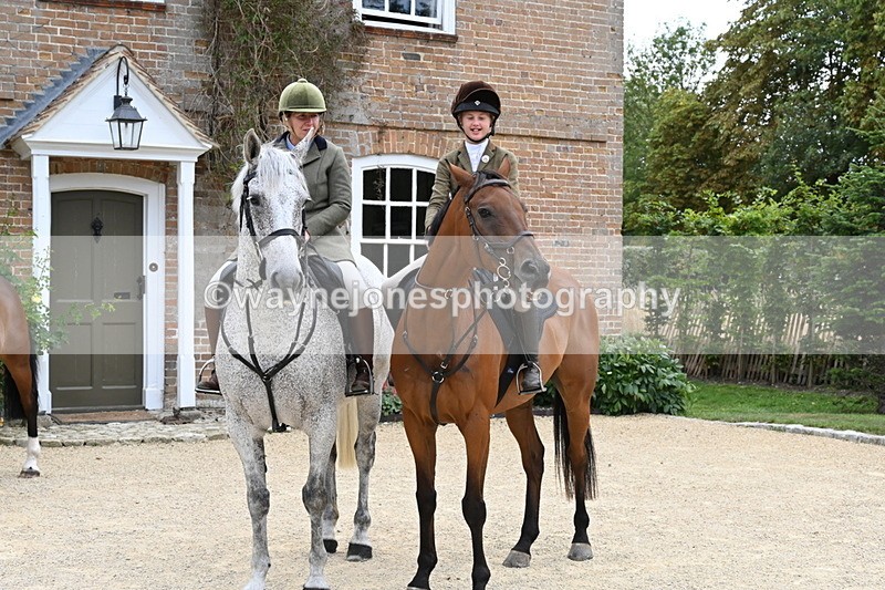 WJ6_3611 - Berks & Bucks - The Old farmhouse - Hound Exercise 20-08-25
