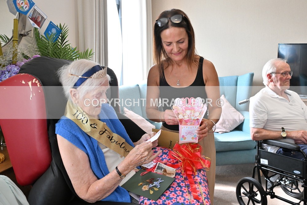 AM3_1390 - Iris and Betty.