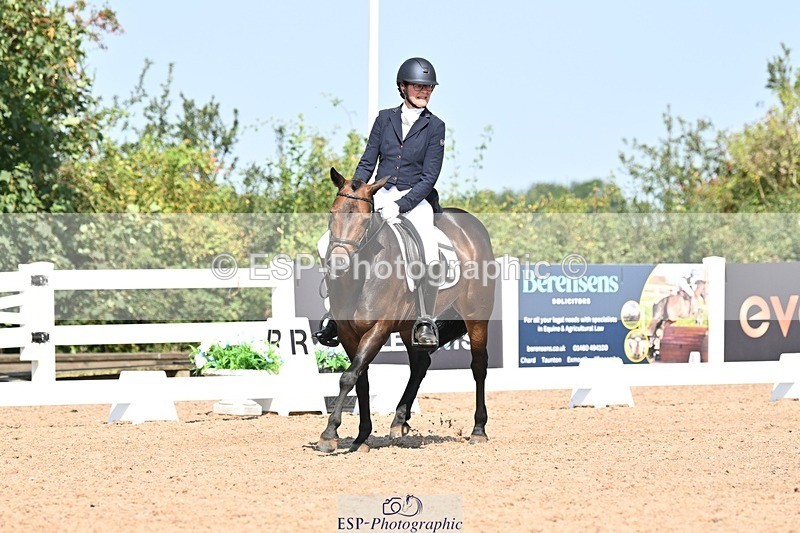 250816-110036-03270 - 090-Sarah.GoddardSaris.Fingers.Crossed