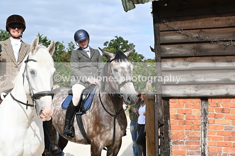WJ6_3335 - Berks & Bucks - The Old farmhouse - Hound Exercise 20-08-25